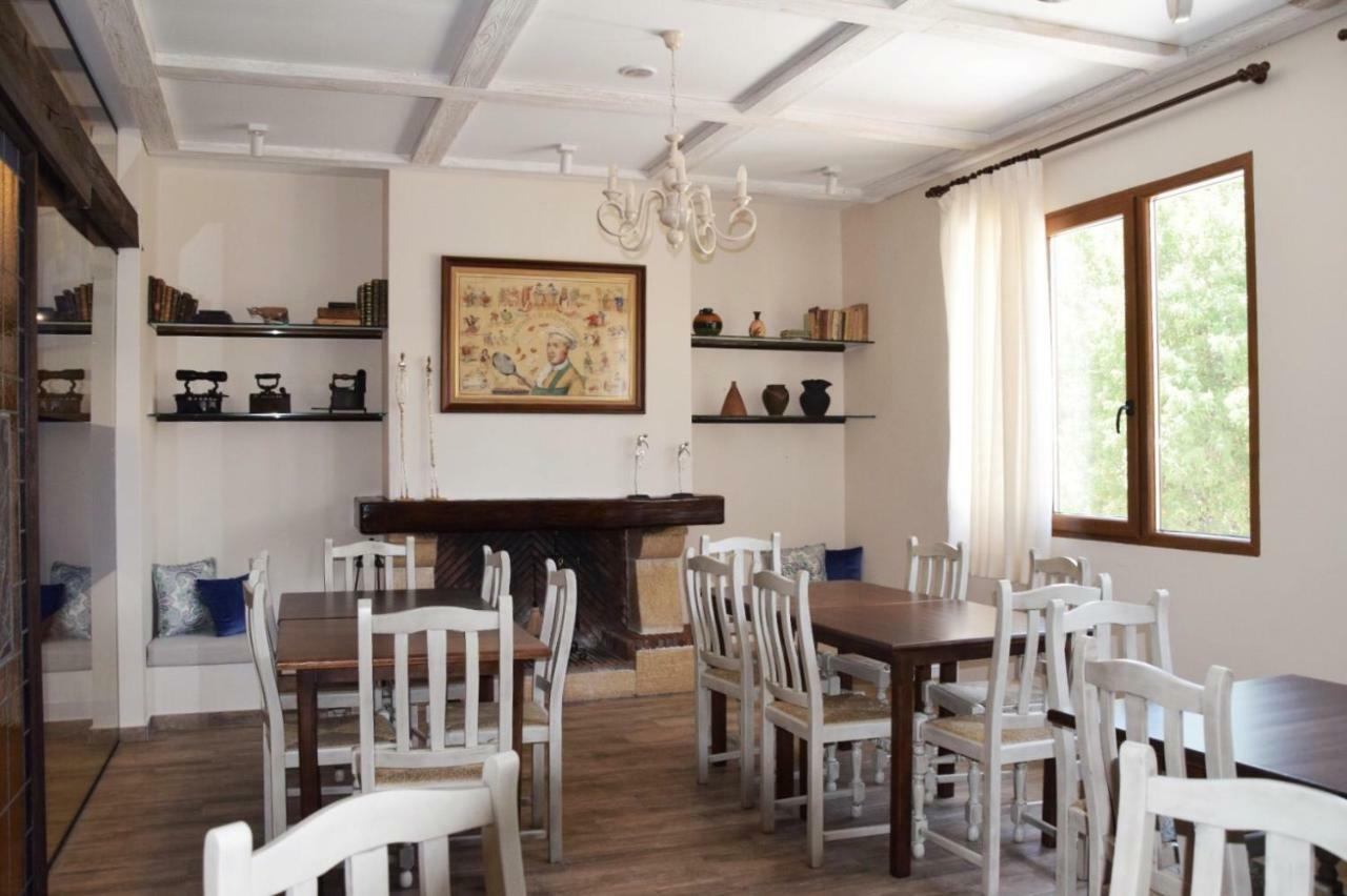 Hostal Restaurante San Isidro Quintanar de la Orden Luaran gambar